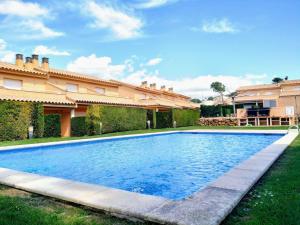 莱斯卡拉Villa Daro L'escala的一座房子的院子内的游泳池