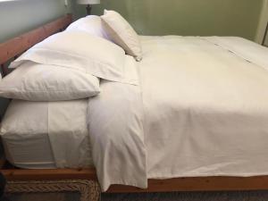 科纳The Great Kona Escape的白色的床、白色床单和枕头