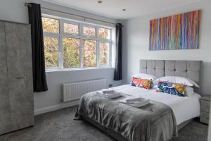 London Northwick Park Serviced Apartments by Riis Property客房内的一张或多张床位