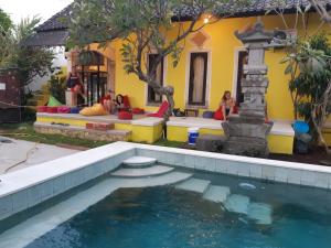 艾湄湾巴厘岛法布潜水中心旅舍的房屋前有游泳池的房子
