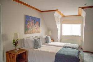 比亚里卡Hotel Casa Marron的卧室配有一张大白色床和窗户