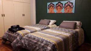 布宜诺斯艾利斯Viva San Martín, Apartamento Luminoso的两张睡床彼此相邻,位于一个房间里