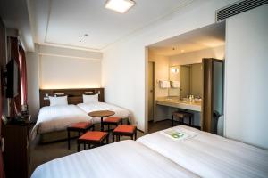 大阪新阪急大阪附楼酒店的酒店客房设有两张床和盥洗盆