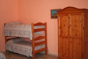 罗戈·格兰德卡萨维肯兹玛格丽塔酒店的一间卧室配有一张双层床和梯子