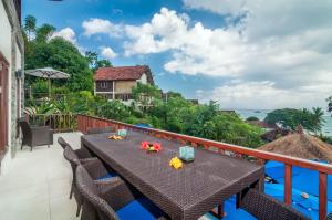 蓝梦岛Villa Keluarga的海景阳台上的桌子
