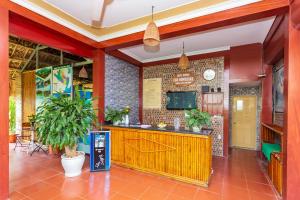 宁平Bai Dinh Eco Homestay的一间在房间内有柜台的餐厅