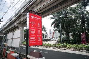 巨港RedDoorz near Palembang Square Mall 2的建筑物一侧的红色标志