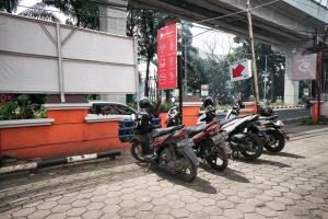 巨港RedDoorz near Palembang Square Mall 2的停在大楼前的一排摩托车