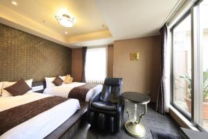 东京可可大北千住酒店的酒店客房设有两张床和窗户。