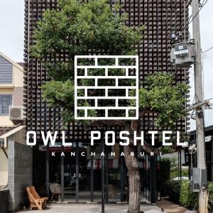 北碧Owl Poshtel Kanchanaburi的一座有树的建筑前面的标志