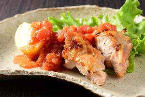 涩川市Akari no Yado Okabe的盘子,有肉,酱和生菜