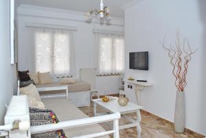 纳克索乔拉Grandma's Elegant Apartment in Naxos Town的白色的客厅配有沙发和桌子