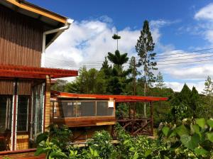 昆达桑山里度假村的一座房子,后面有甲板和树木