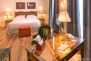 都灵西太大酒店的酒店客房配有一张床、一张书桌和一部电话