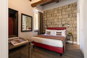 罗马埃维莉娜旅馆的配有一张床和一张书桌的酒店客房
