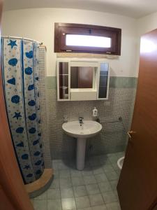 马蒂诺WHITE POOL Matino - Gallipoli - 7pl的一间带水槽和淋浴帘的浴室