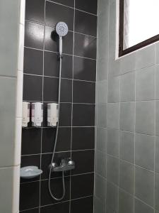 华欣BaanBusarin Hotel的浴室内配有淋浴和头顶淋浴