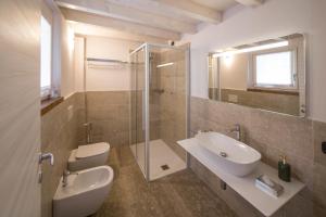ZoneAgriturismo Casarai的浴室配有卫生间、盥洗盆和淋浴。