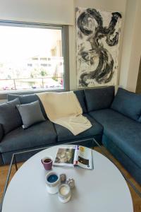 海若克利欧Heraklion chic and minimalistic apartment with sea view的客厅配有沙发和桌子