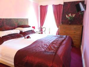 圣奥斯特尔拱门住宿加早餐酒店的一间卧室配有一张大床和一个梳妆台