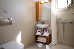 易莫洛林Irida - Santorini的一间带水槽、卫生间和淋浴的浴室