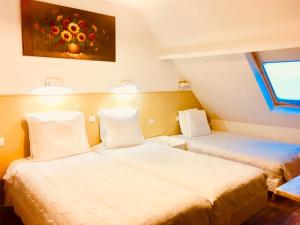 维勒瑞夫巴黎星酒店的小型客房 - 带2张床和窗户