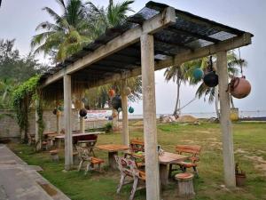 巴佐ALA Beach Lodge - Markisa Homestay的野餐棚,野外配有桌椅