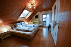 SiebnenPension Chalet Charme的一间卧室配有一张带蓝色枕头的床。