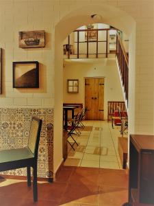 帕纳吉The White Balcao的客厅设有拱门、桌子和椅子