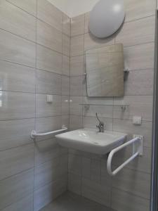 MąkoszynCentrum Wypoczynkowe COMPLEX的一间带水槽和镜子的浴室