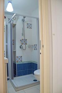 维耶特里LA SCALINATELLA -vista mare-的带淋浴和卫生间的浴室