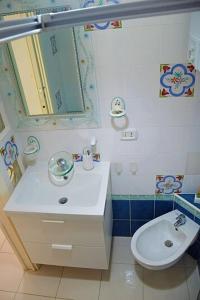 维耶特里LA SCALINATELLA -vista mare-的一间带水槽、卫生间和镜子的浴室