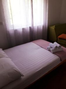 贝西奇Becici Apartment的窗户前的一张床上有两条毛巾