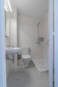 阿雷纳尔登卡斯特尔Vistas al mar y la piscina的白色的浴室设有卫生间和水槽。