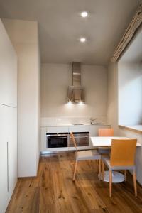 莫罗达尔巴Le Civette的厨房配有桌椅和炉灶。
