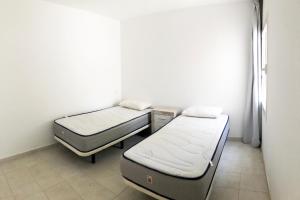 科斯塔卡玛Palm Point的客房设有两张床和窗户。