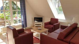 塞费塔尔Amber Lodge的客厅配有沙发、两把椅子和电视