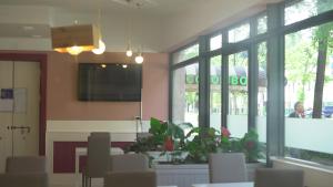 马格拉科伦坡酒店的用餐室设有桌椅和窗户。
