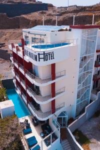 明德卢Blue Marlin Hotel的享有酒店大楼空中美景,设有游泳池