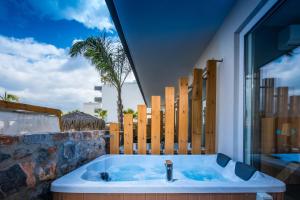 赫索尼索斯无限蓝精品酒店及Spa - 仅限成人的享有度假村景色的浴缸