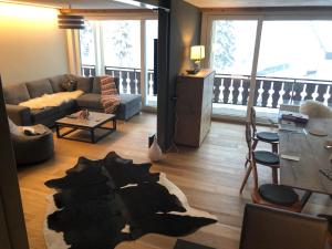 Laax-MurschetgLaax Flims Luxury Large apartment near Rock Resort的客厅配有沙发和桌子