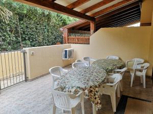 圣维托罗卡波Raggio di Luna的庭院配有桌椅和电视。