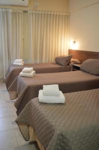 布宜诺斯艾利斯德斯蒂诺酒店的酒店客房,配有三张床和毛巾