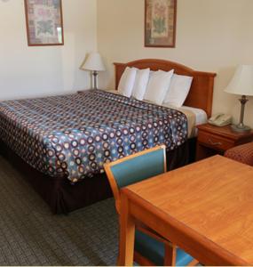Westwego韦斯特维戈快捷汽车旅馆的酒店客房配有一张床铺和一张桌子。