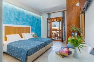 斯科派洛斯阿伊奥罗斯酒店的一间卧室设有一张床和一个阳台