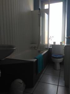 克罗宗Appartement Vue Mer的带浴缸、卫生间和盥洗盆的浴室