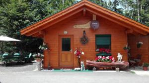 EbenthalFerienhaus Barbara的一座带门和鲜花的小小木屋