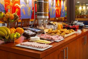 岩尼维利B&B HOTEL Amneville-les-Thermes的自助餐,包括餐桌上的食品和水果