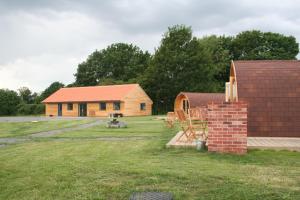 林肯Glamping at Spire View Meadow的院子中带砖烟 ⁇ 的房子