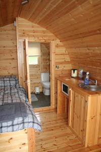 林肯Glamping at Spire View Meadow的小木屋内的卧室设有水槽和卫生间
